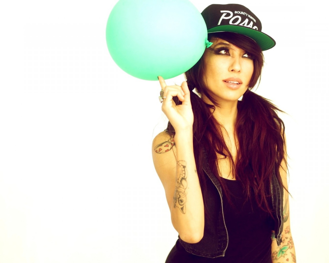 Девушка с зеленым шариком