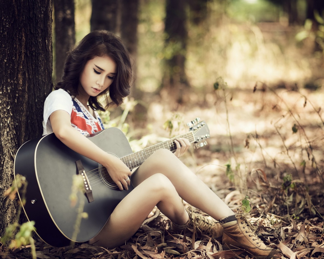 Девушка с гитарой