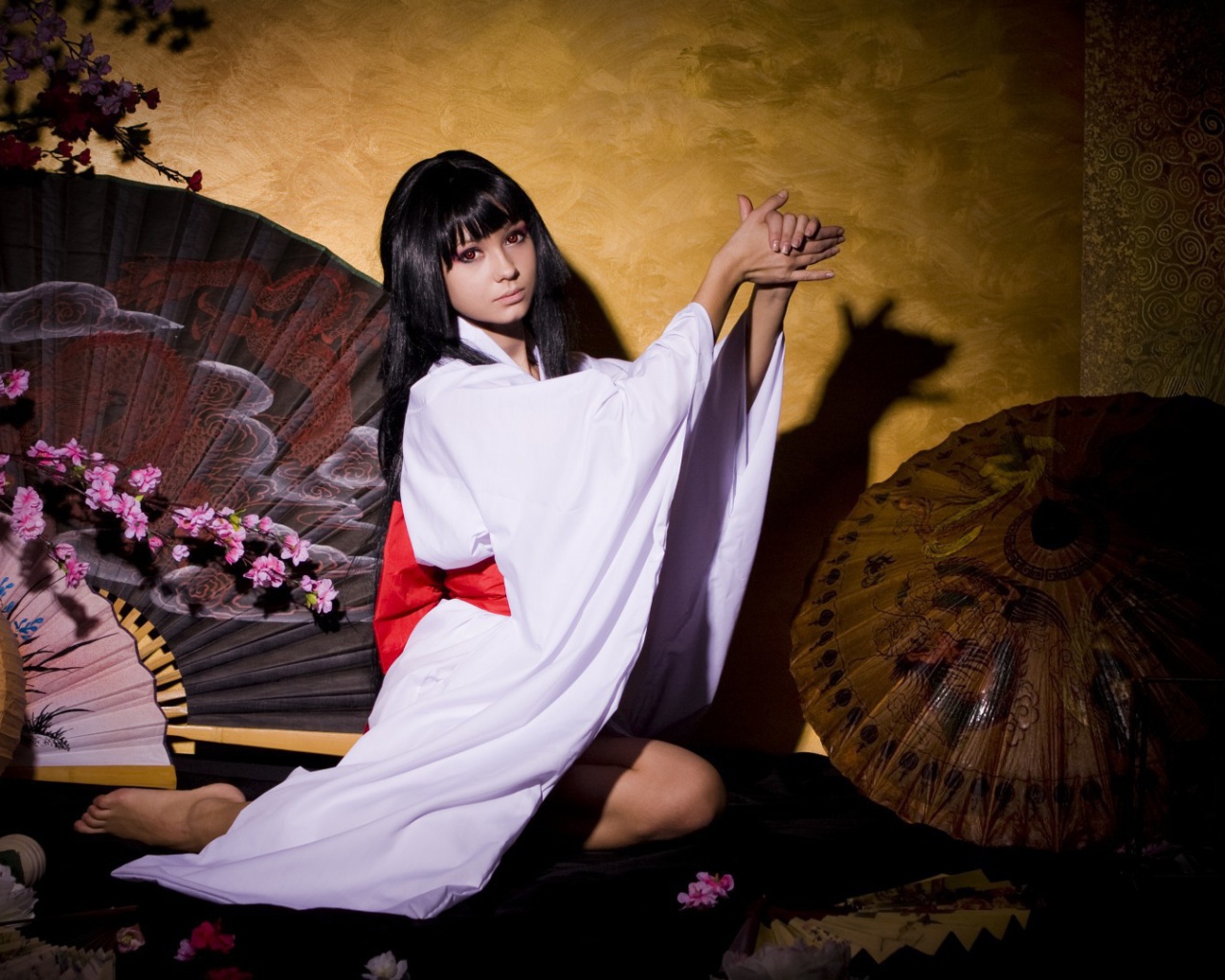 Японка показывает фигуру в театре теней