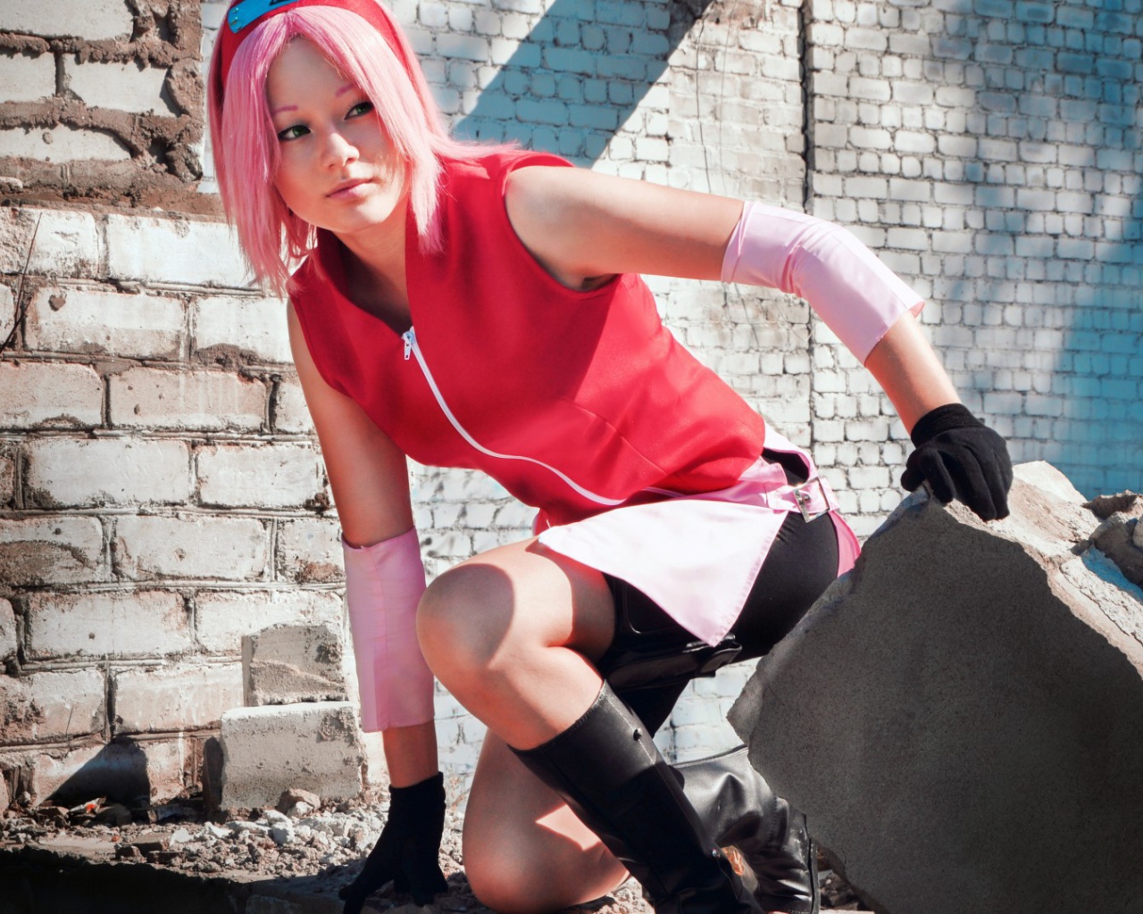 Розовые волосы у девушки