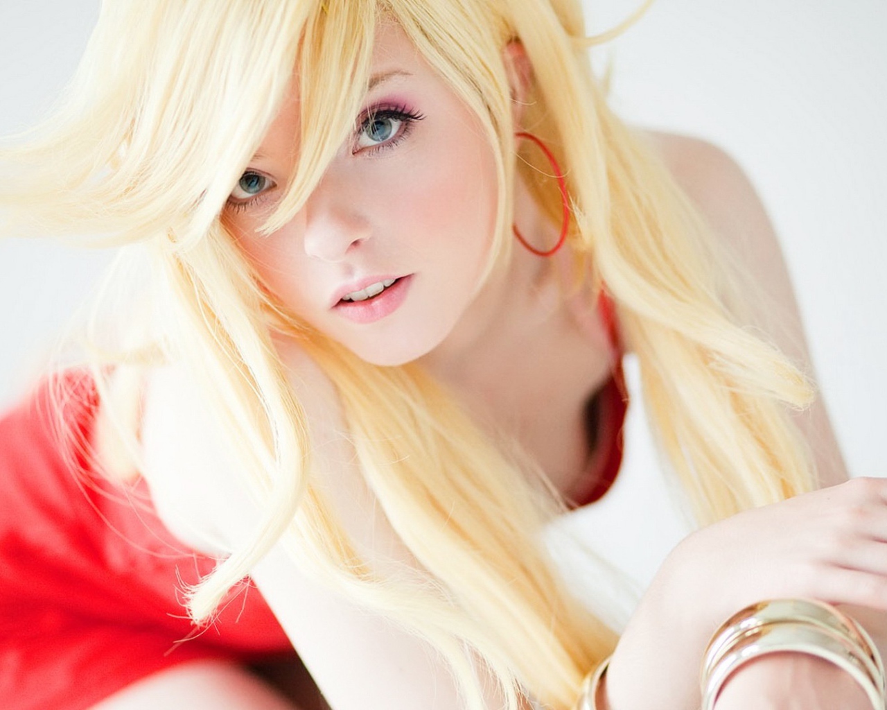 Портрет блондинки с серьгами