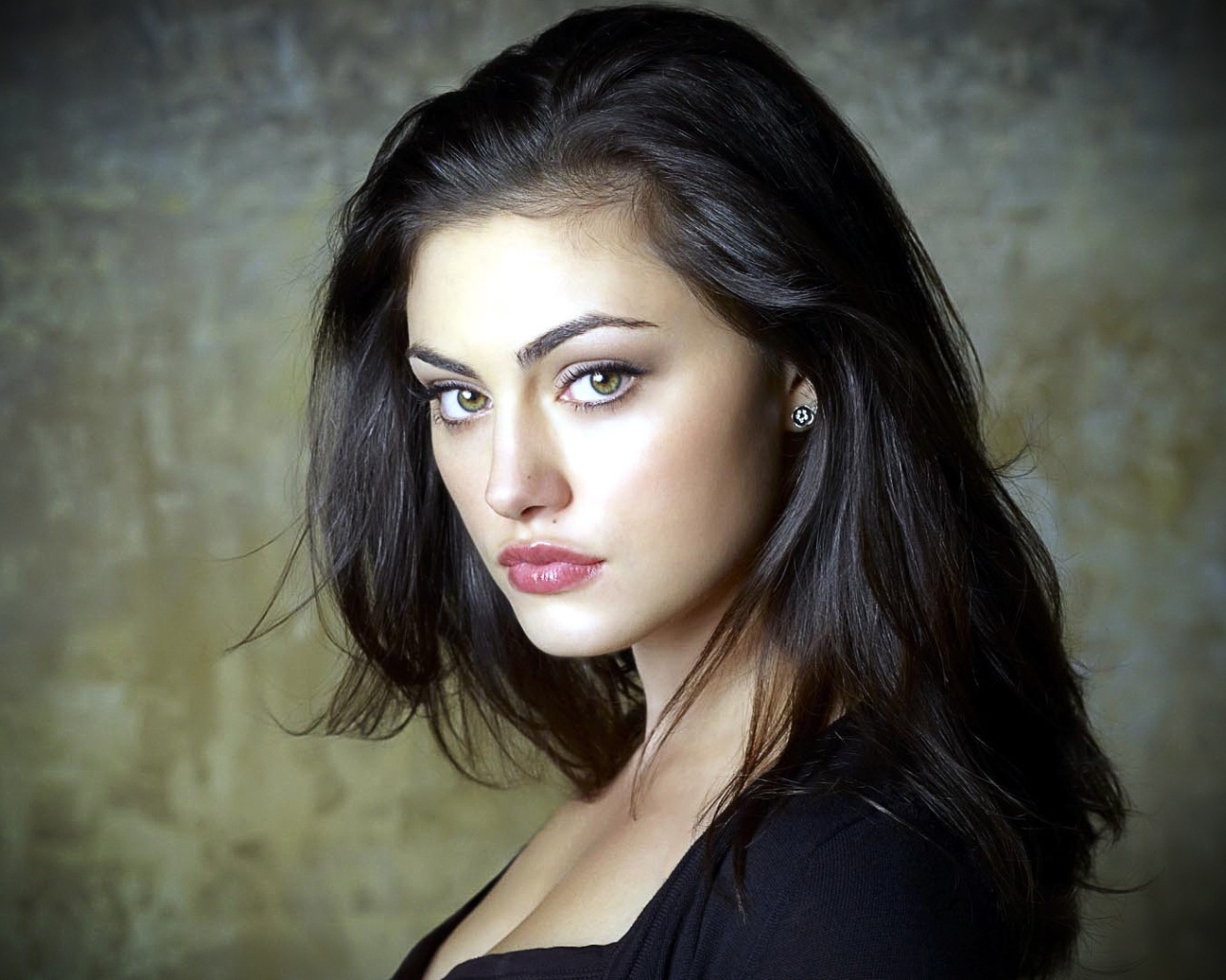 Портрет красивой брюнетки