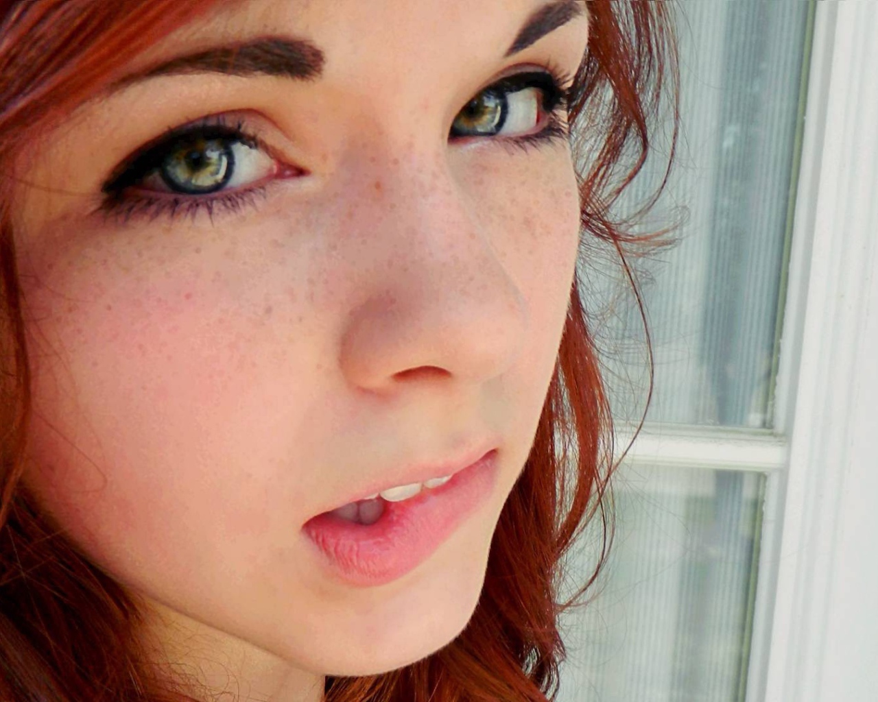 Портрет красивой рыжей девушки