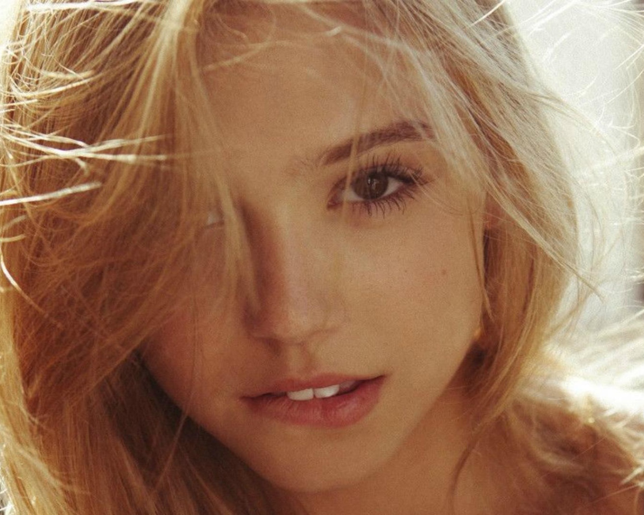 Милая блондинка