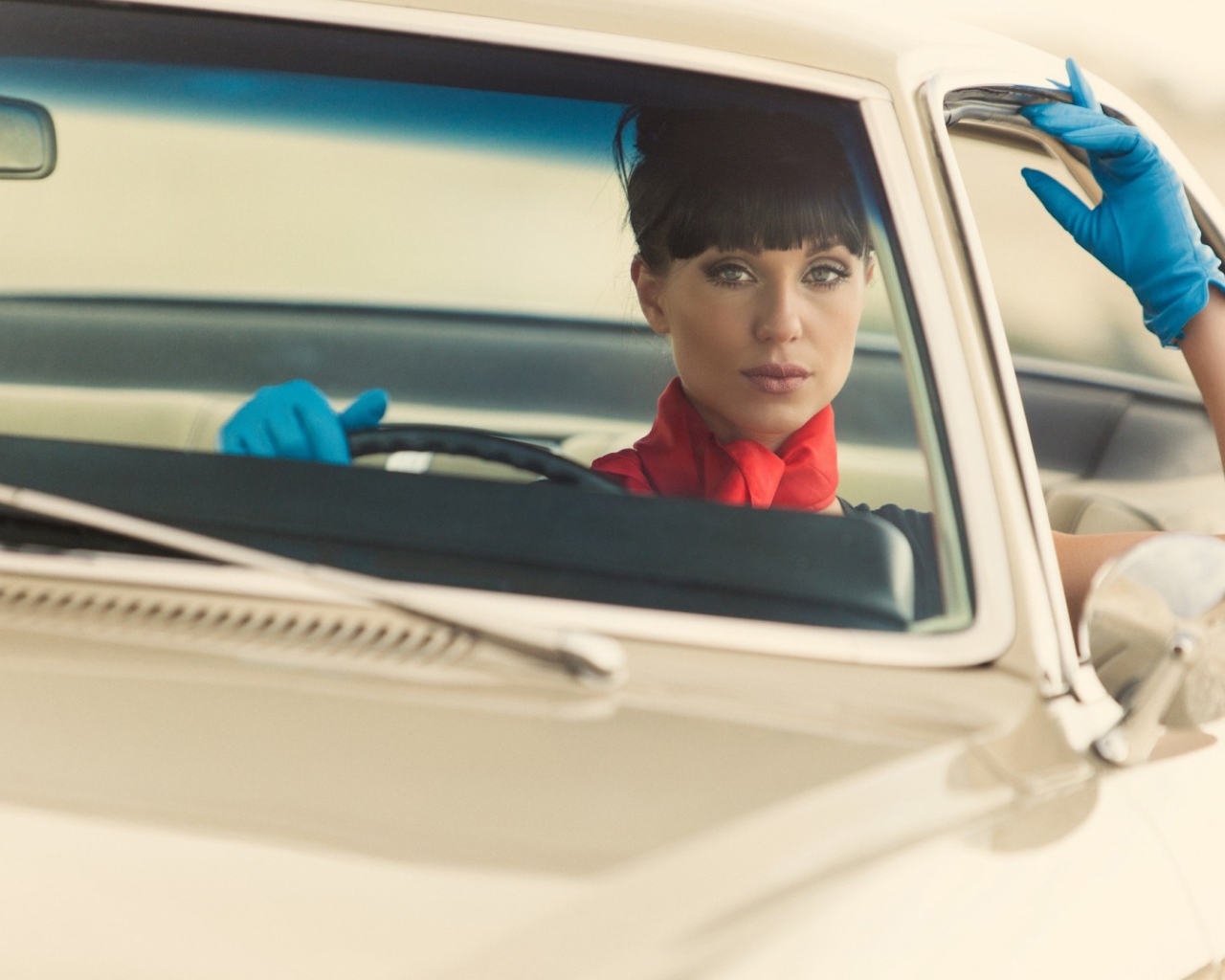 Девушка за рулем