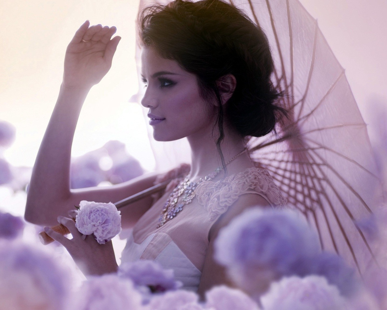 Селена Гомез с зонтиком