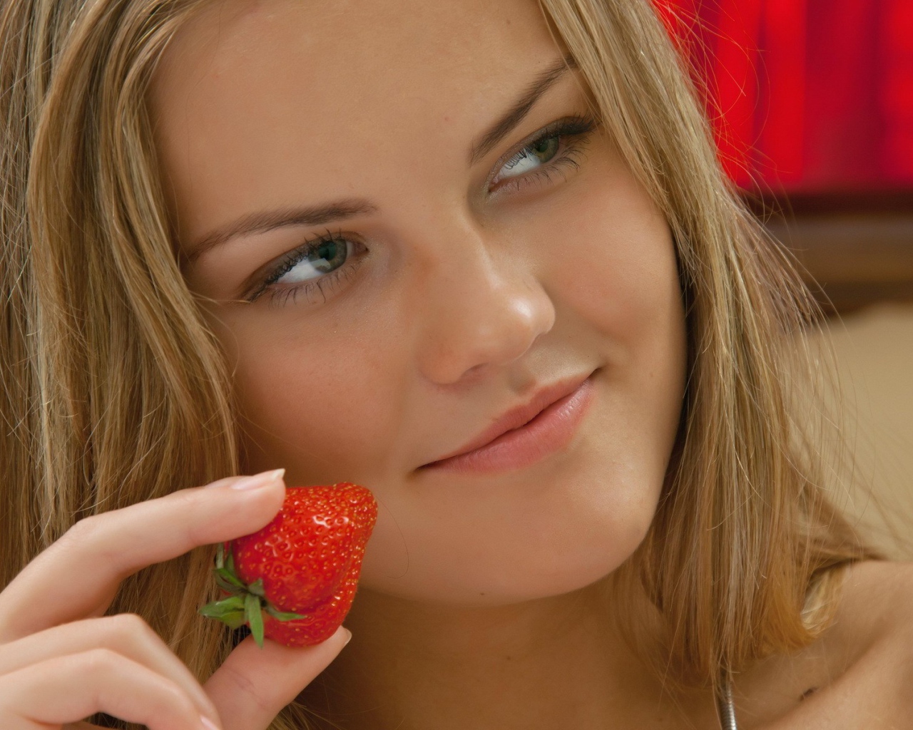 Клубника в руке девушки