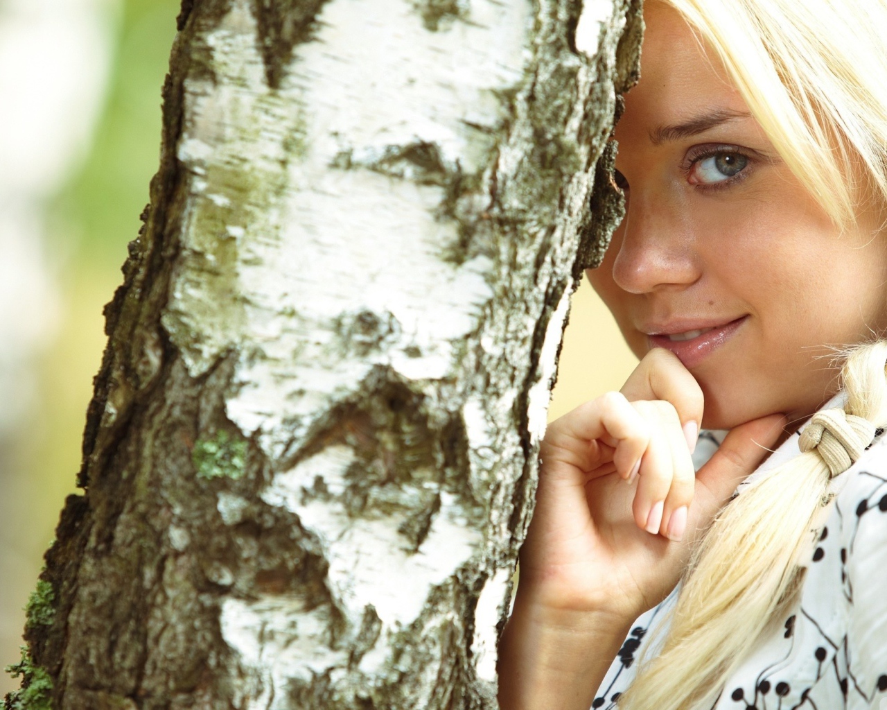 Блондинка у березы