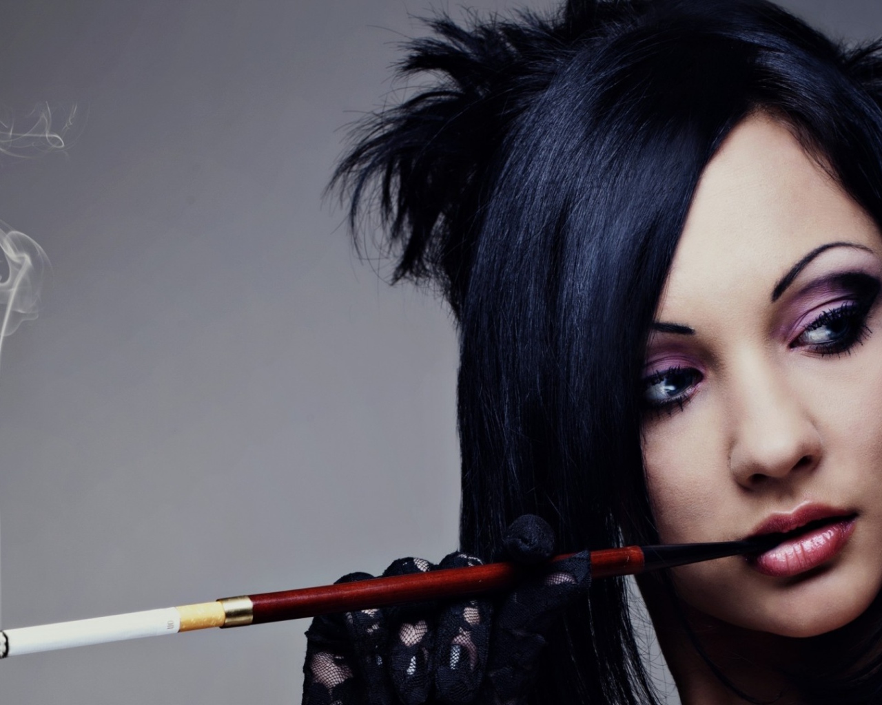 Девушка курит сигарету