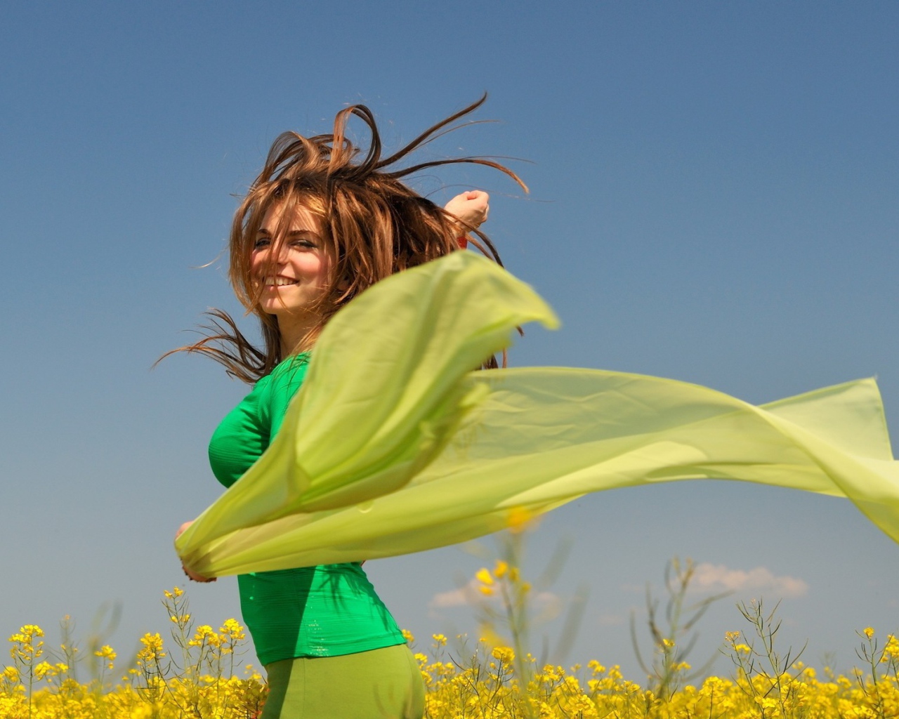 Девушка с зеленым платком