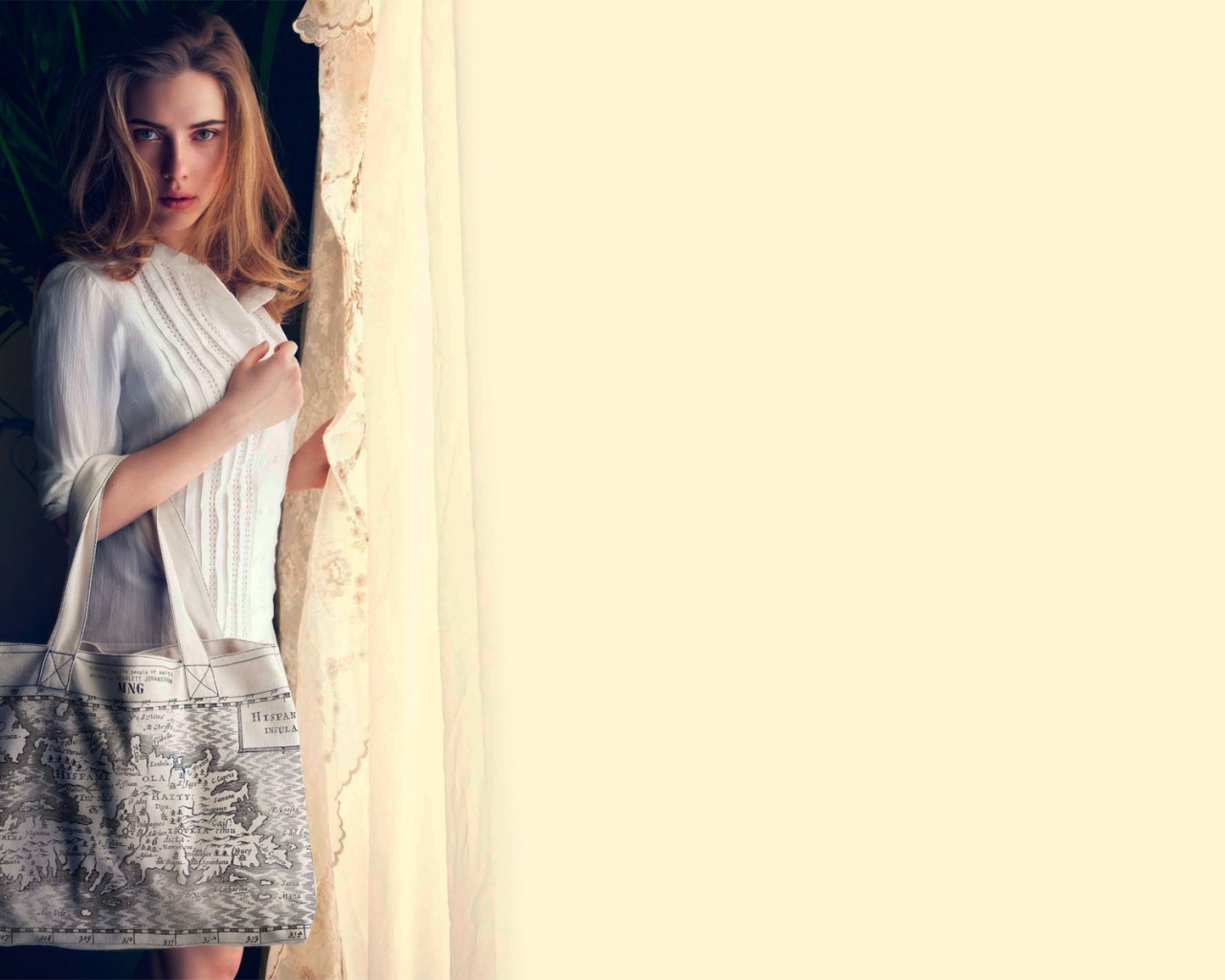 Актриса Скарлет у окна