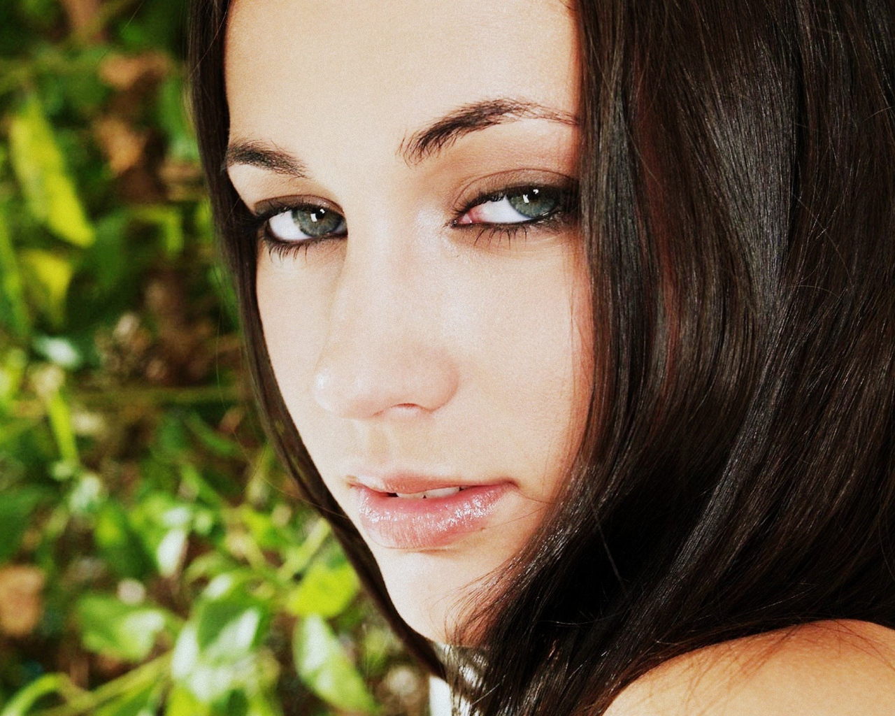 Лицо брюнетки 