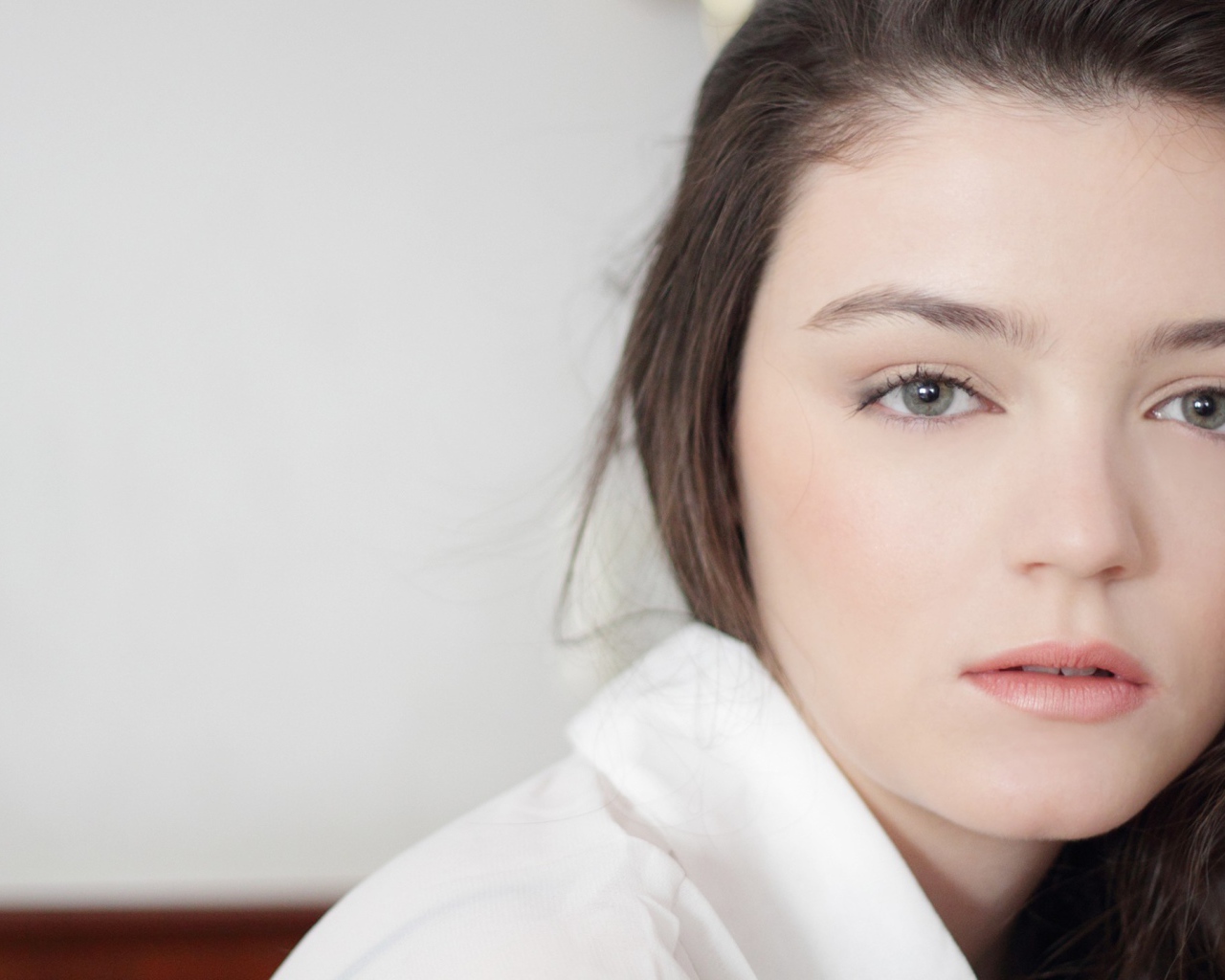 Женщина с серыми глазами
