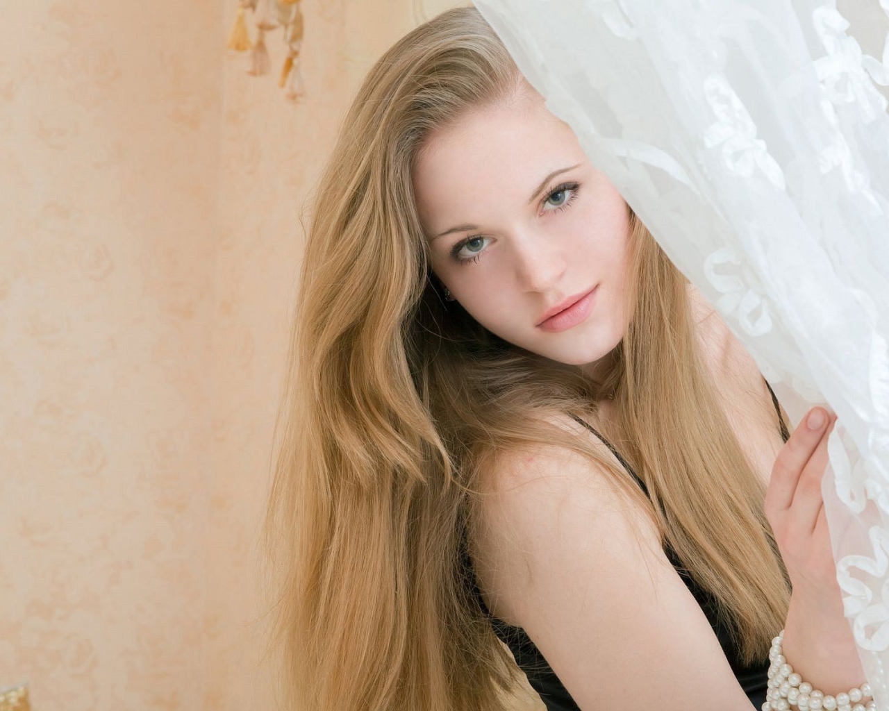 Блондинка за шторой