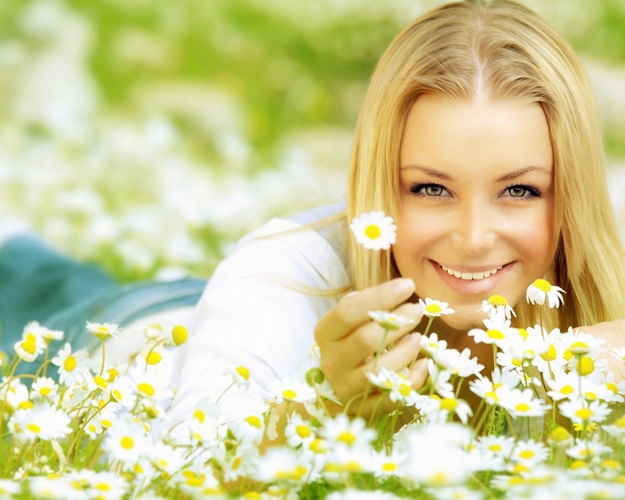 Блондинка лежит в ромашках