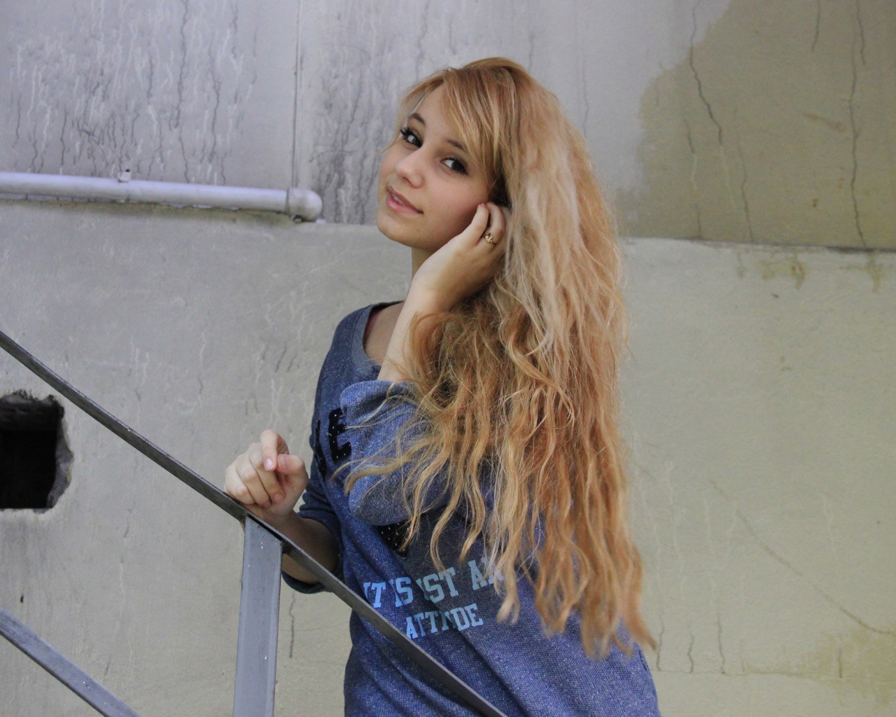 Блондинка с длинными волосами