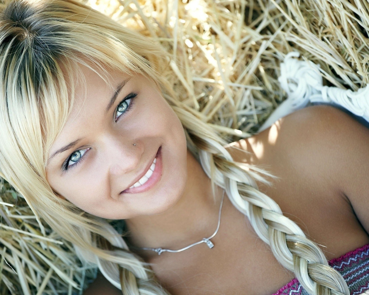 Блондинка с косичками