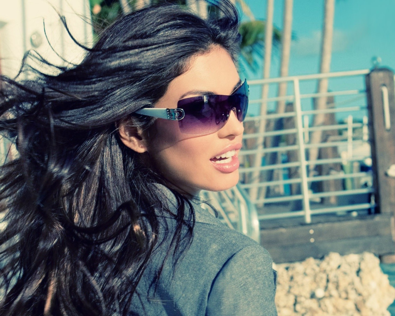 Брюнетка с пышными волосами