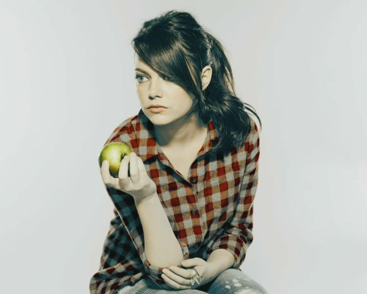 Эмма с яблоком