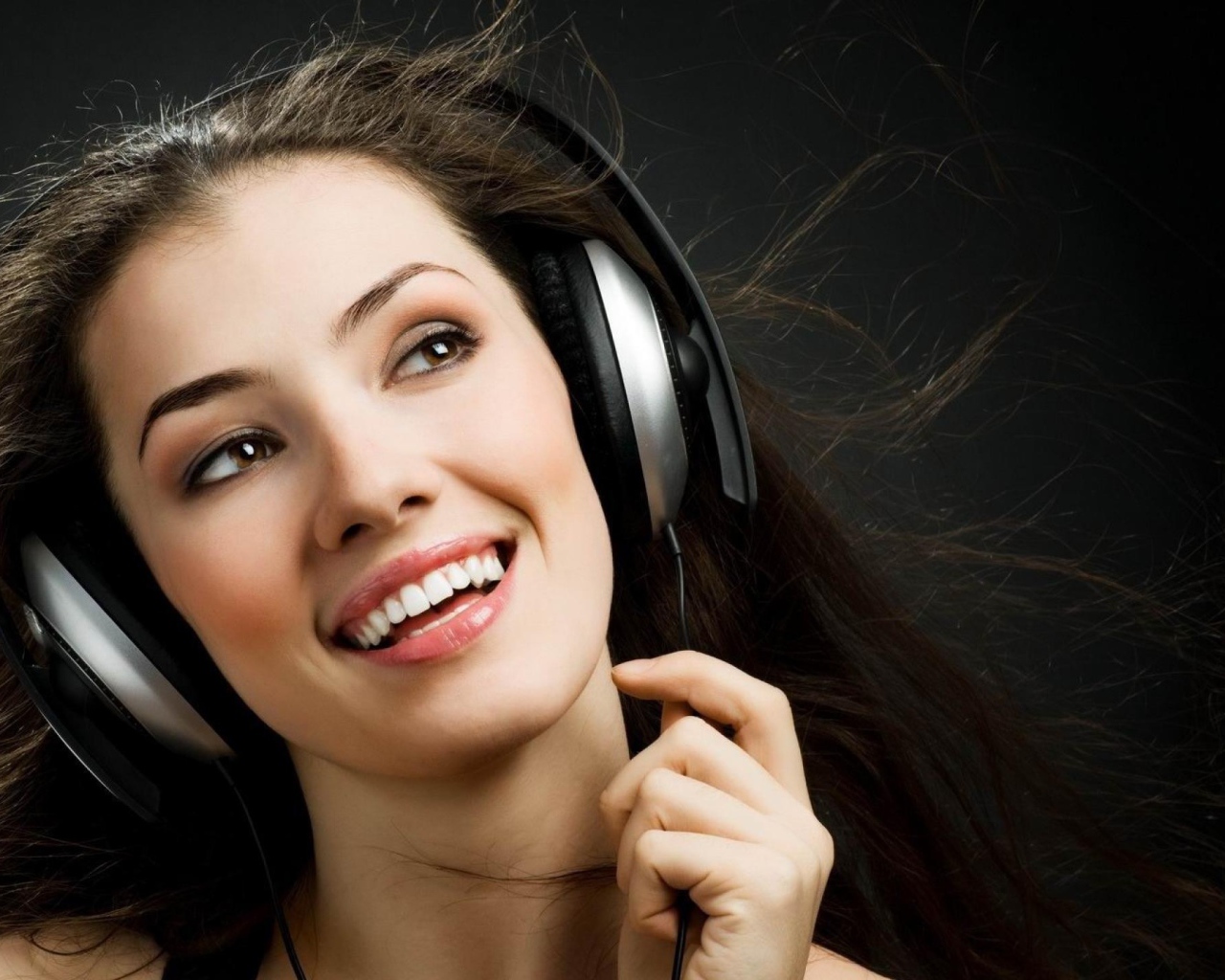 Девушка ди джей