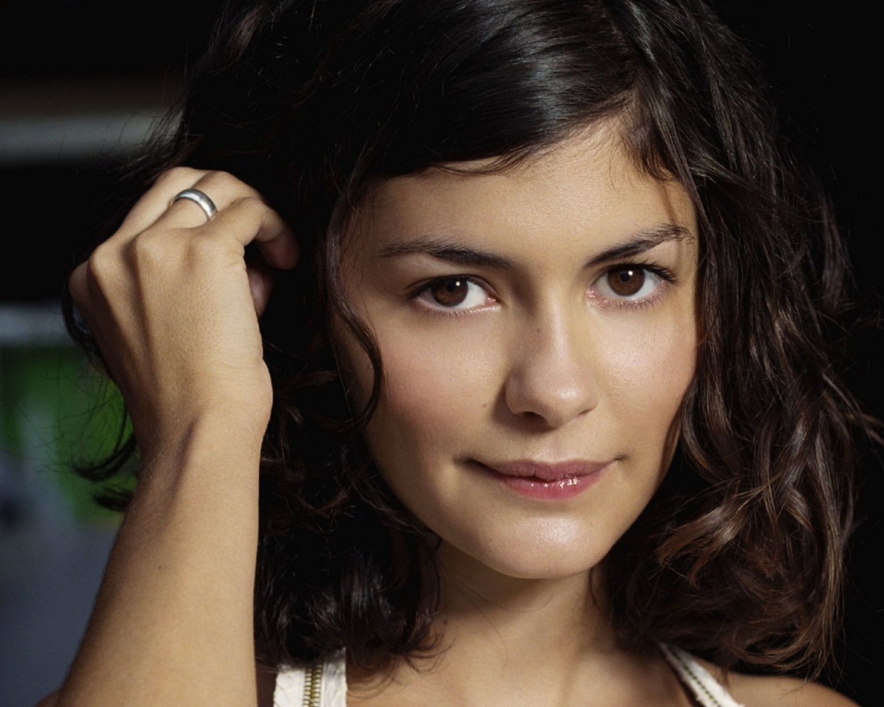 Брюнетка поправляет волосы