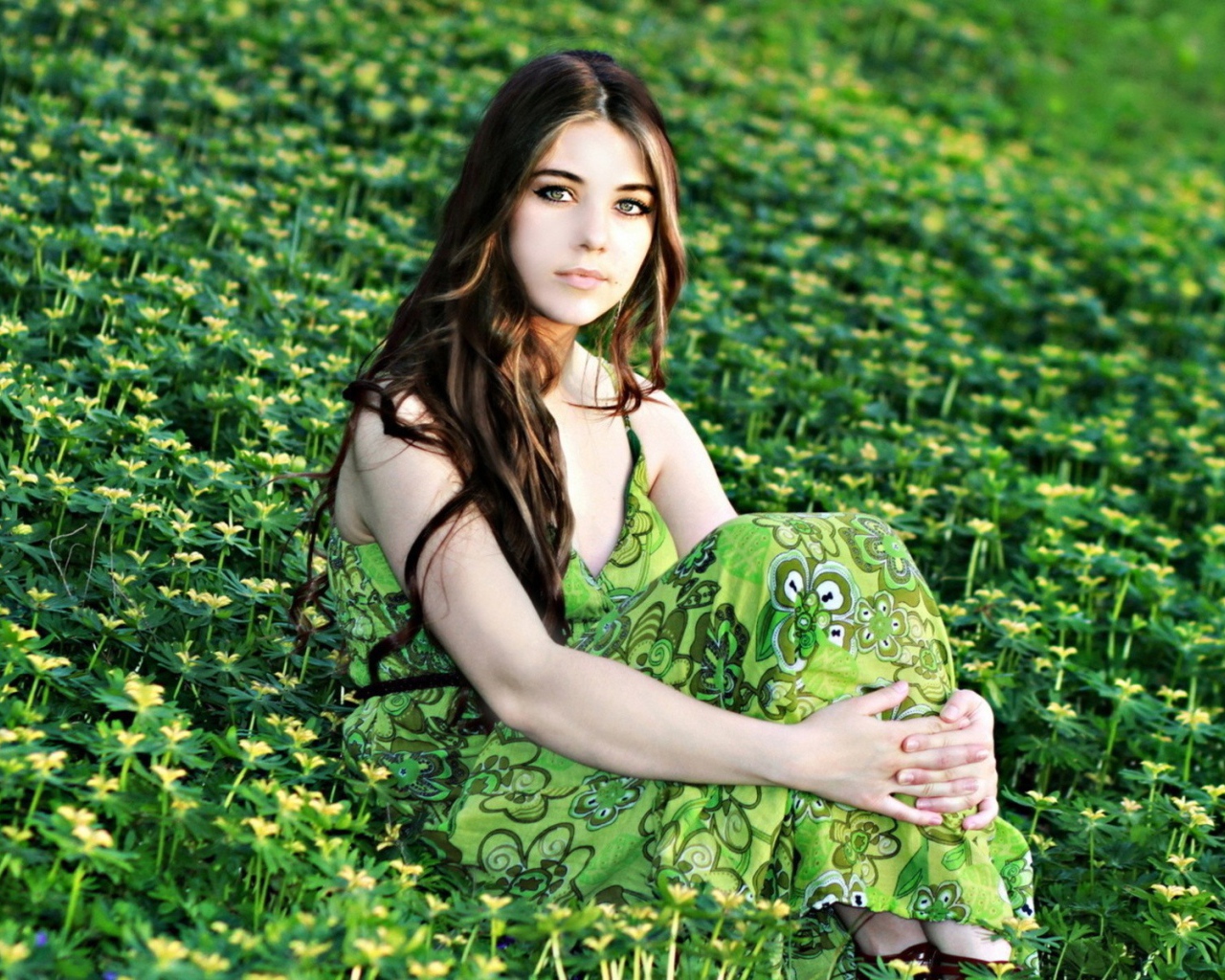 Брюнетка на зеленом поле