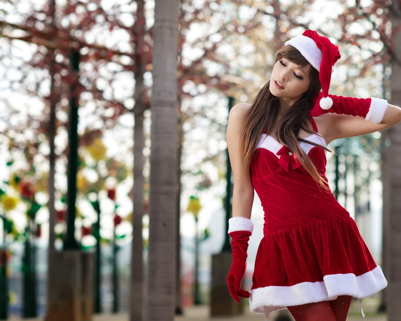 Девушка в рождественском наряде