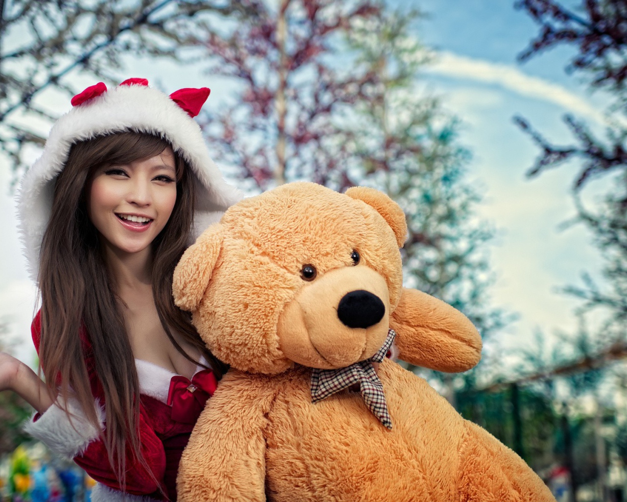 Девушка с медведем