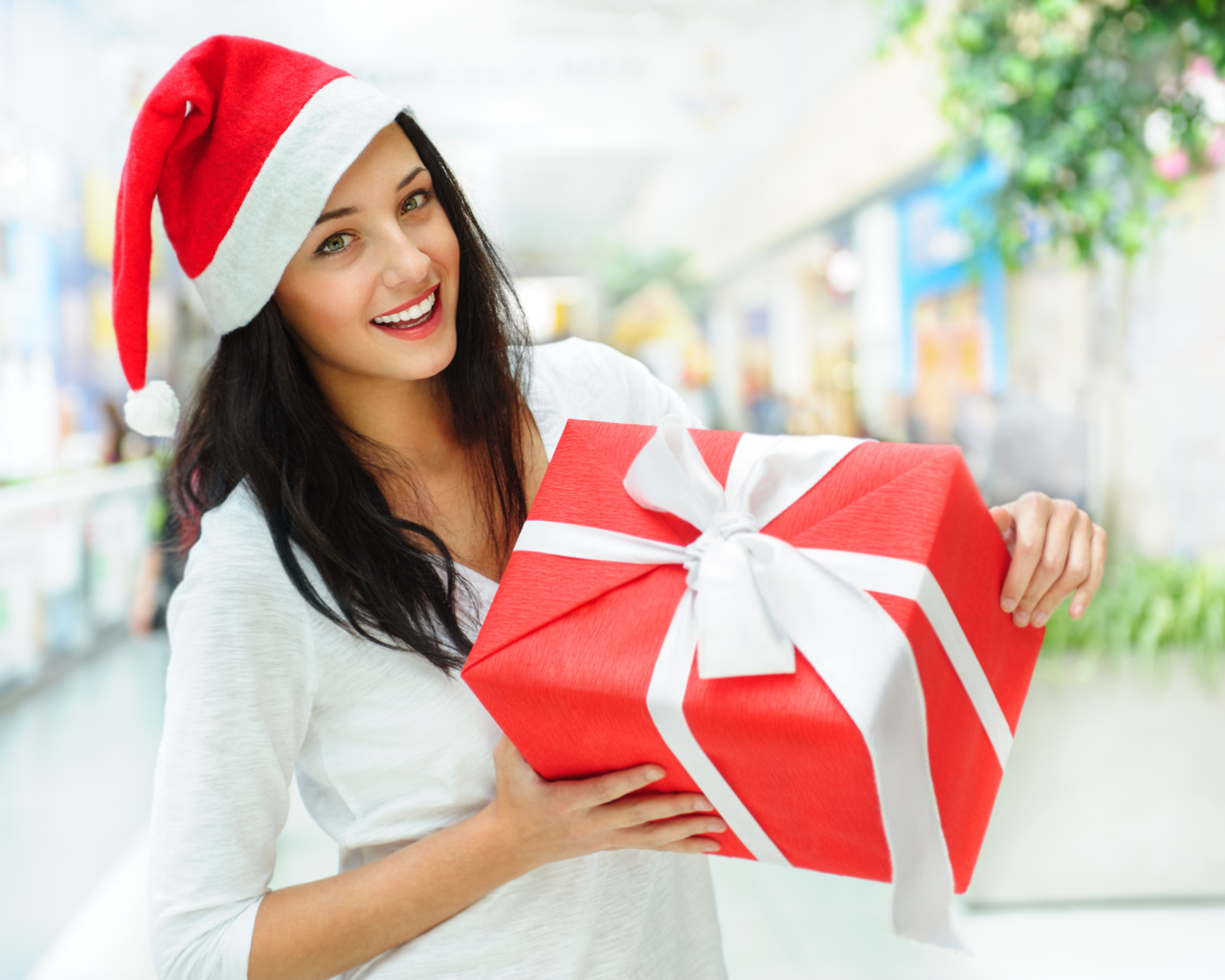 Снегурочка с подарком