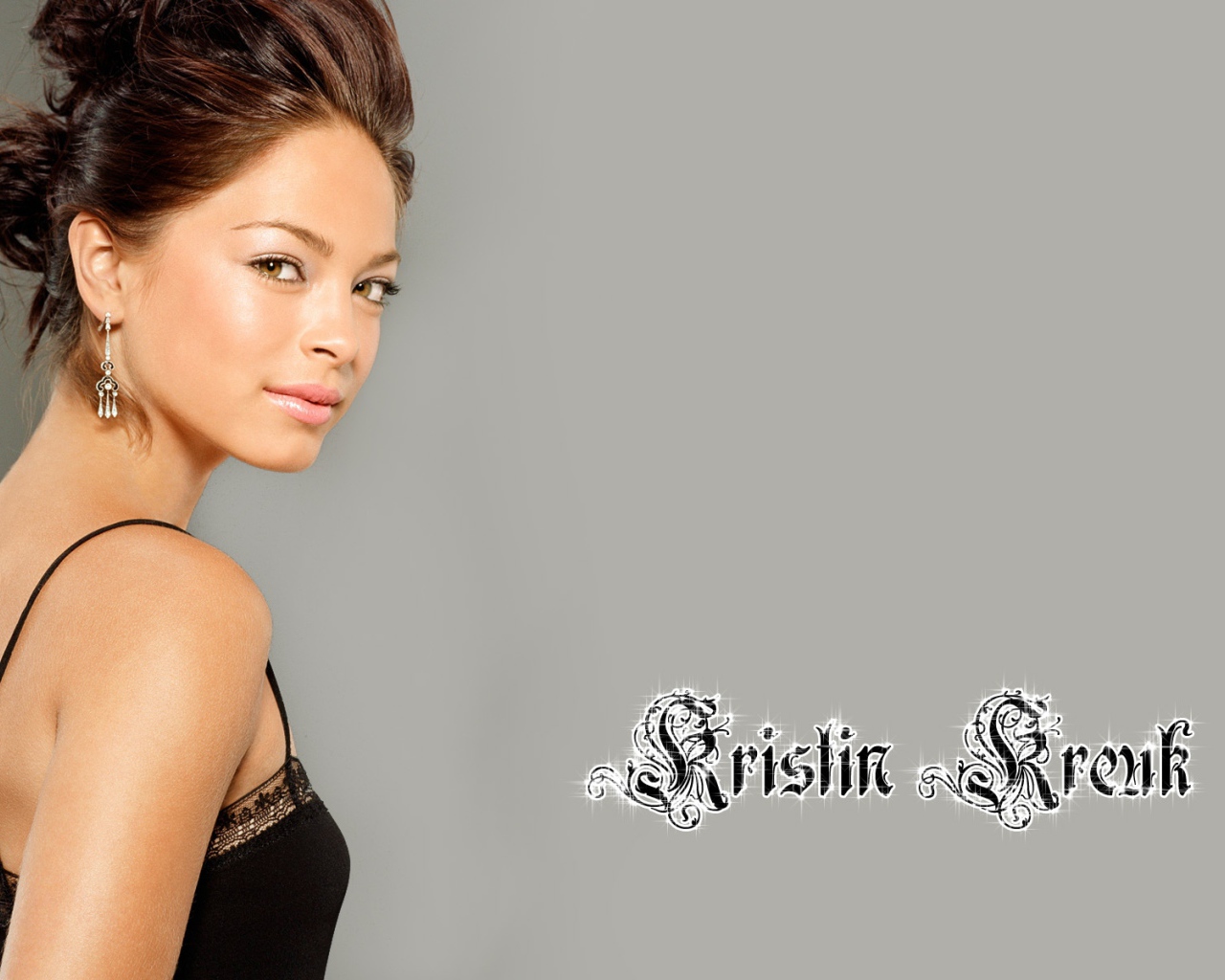 Актриса на сером фоне