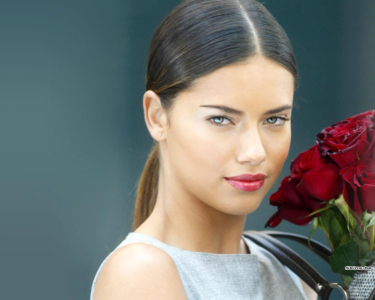 Адриана Лима с букетом роз