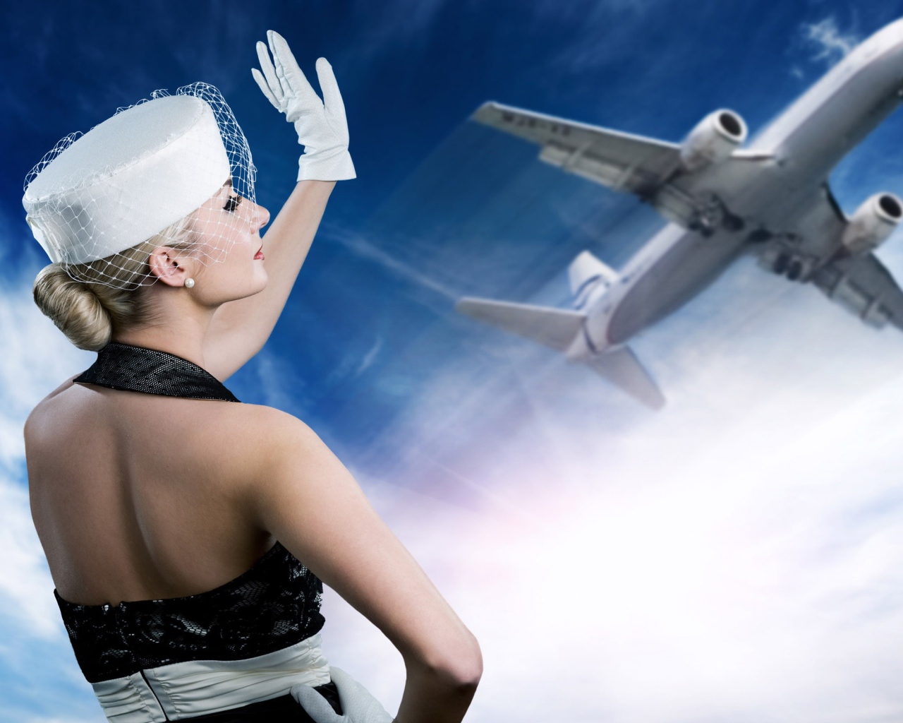 Блондинка провожает самолет