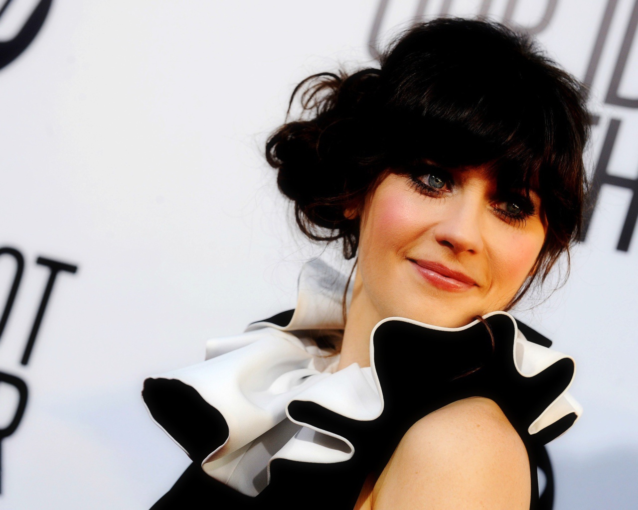 Брюнетка Дешанель