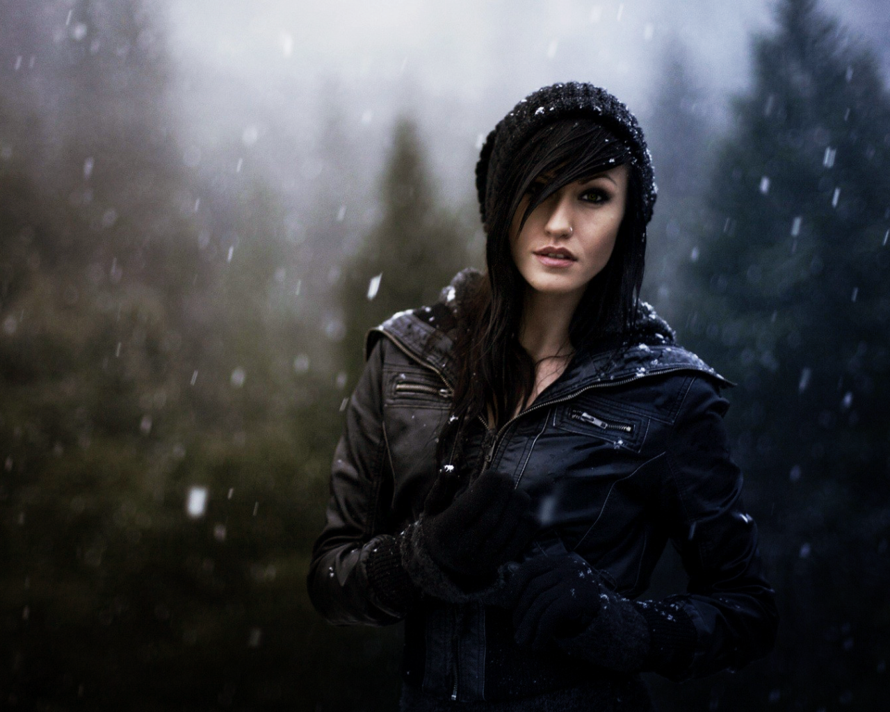 Брюнетка в куртке под снегом