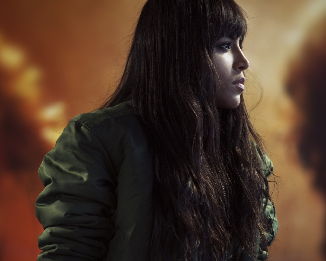 Брюнетка в куртке