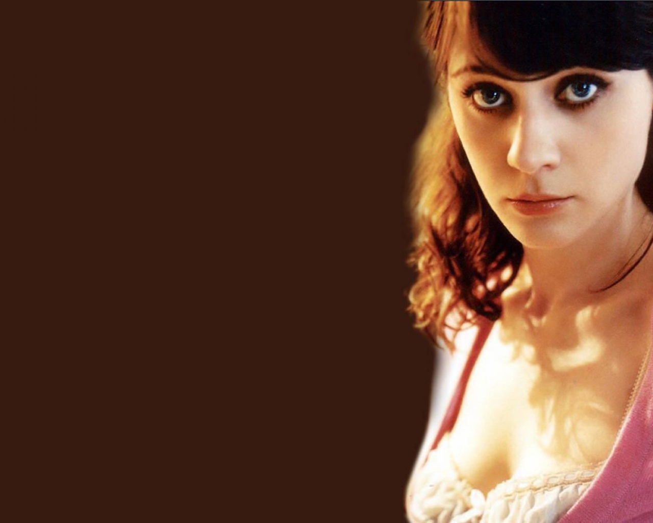 Дешанель на коричневом фоне