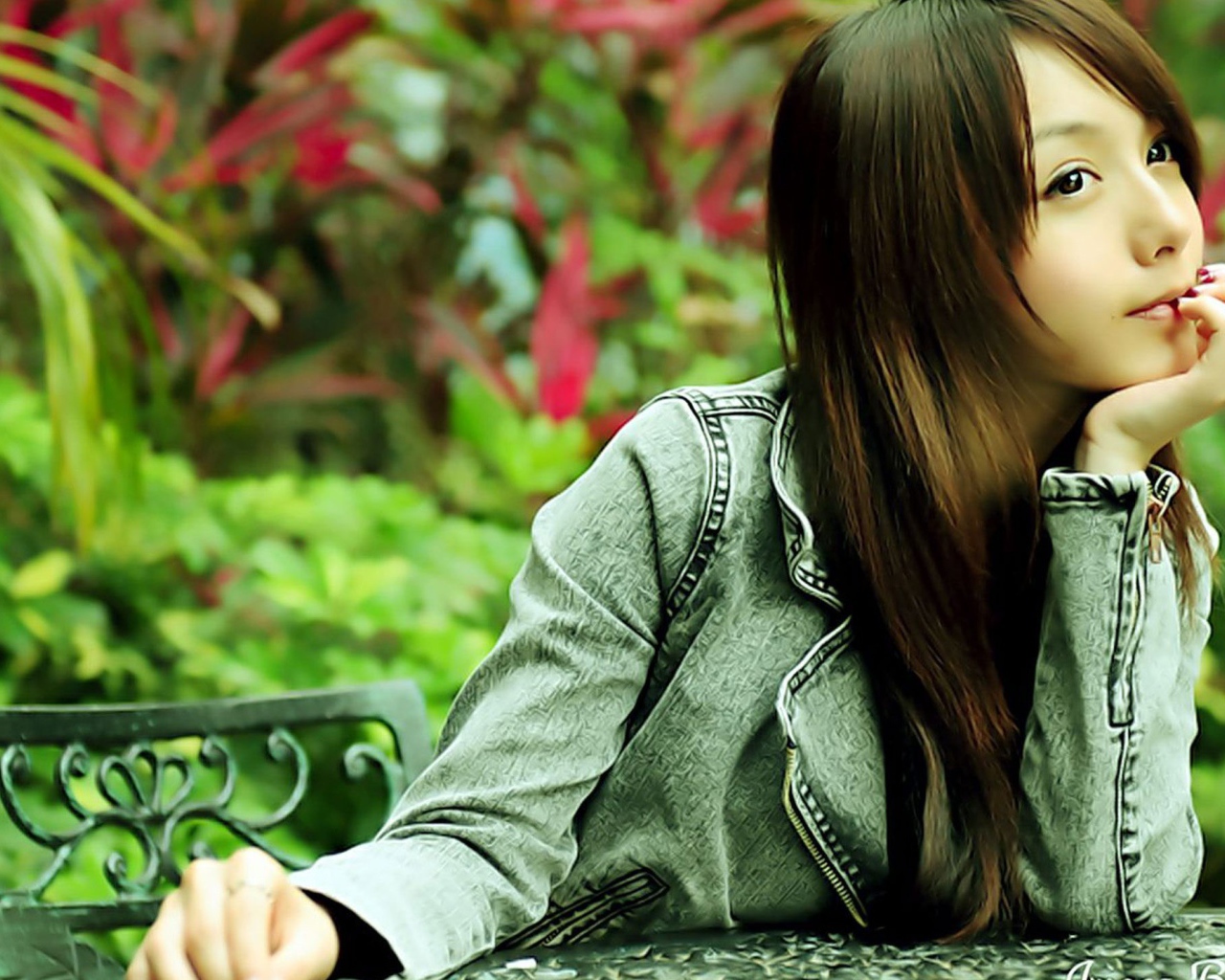 Мечтающая азиатская девушка