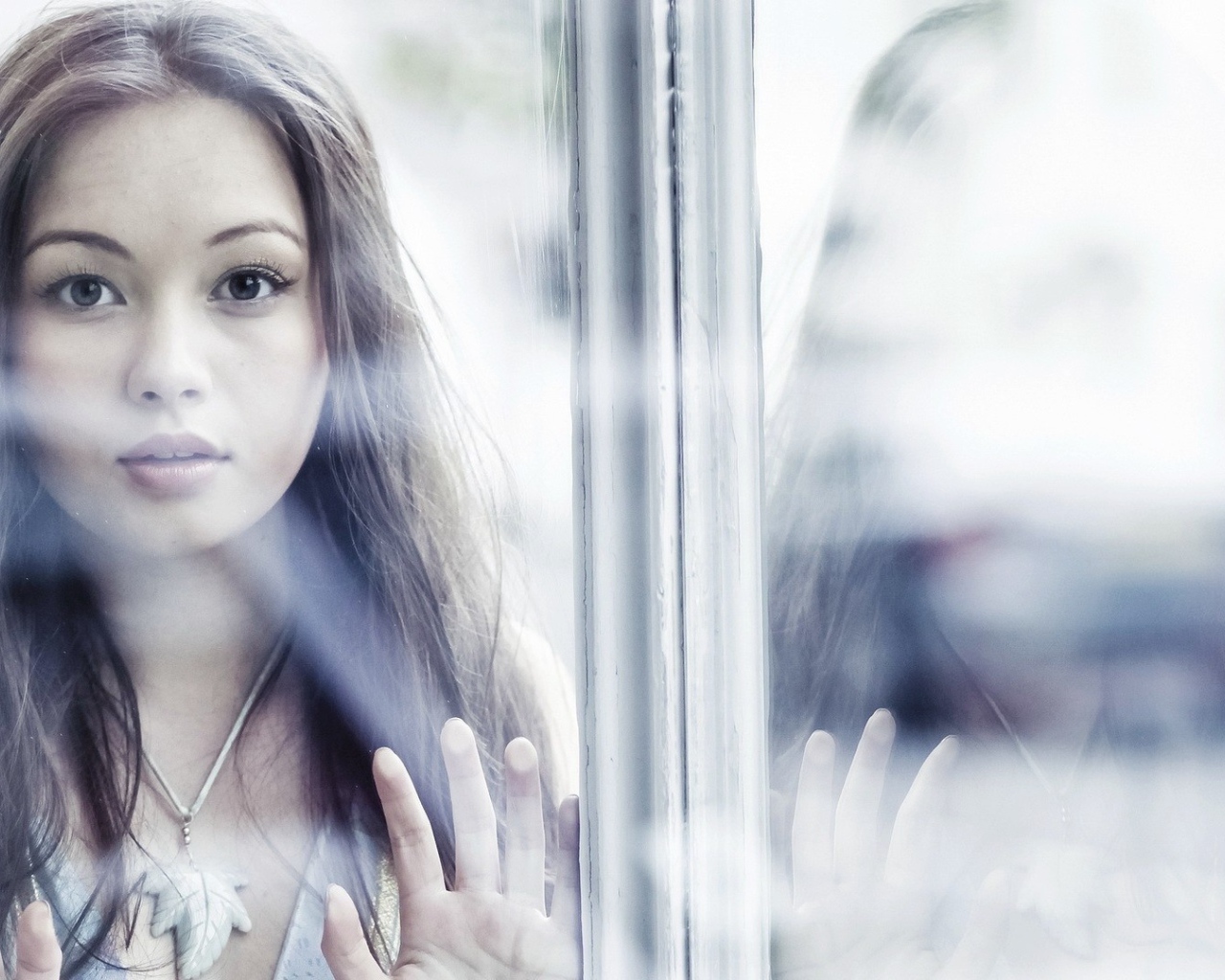 Девушка за окном