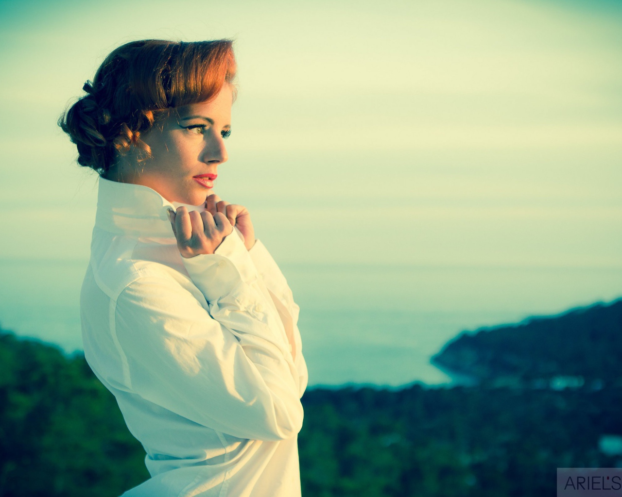 Девушка в белой куртке