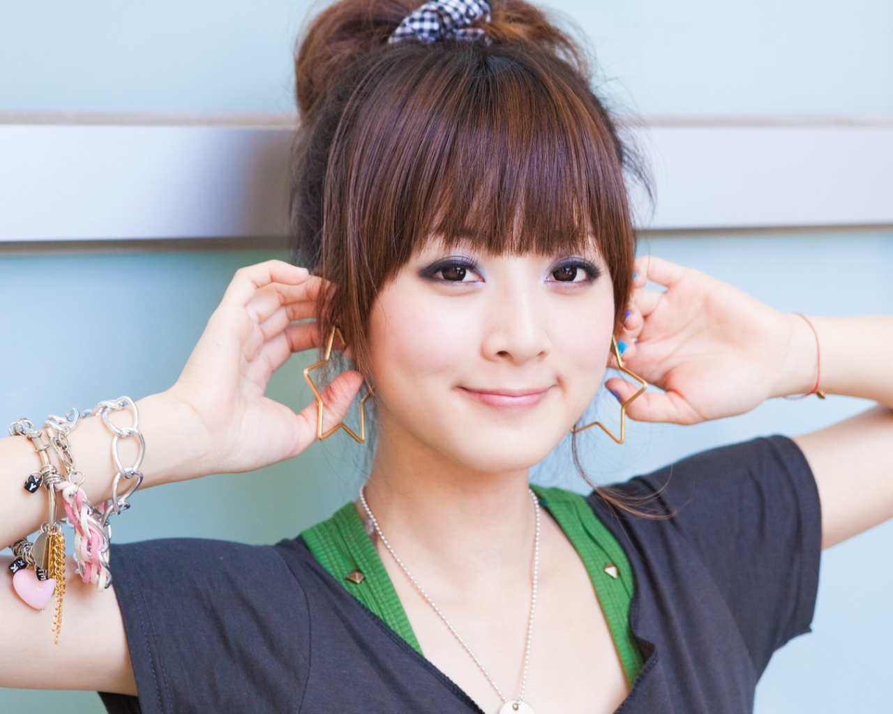 Японская девушка с украшениями