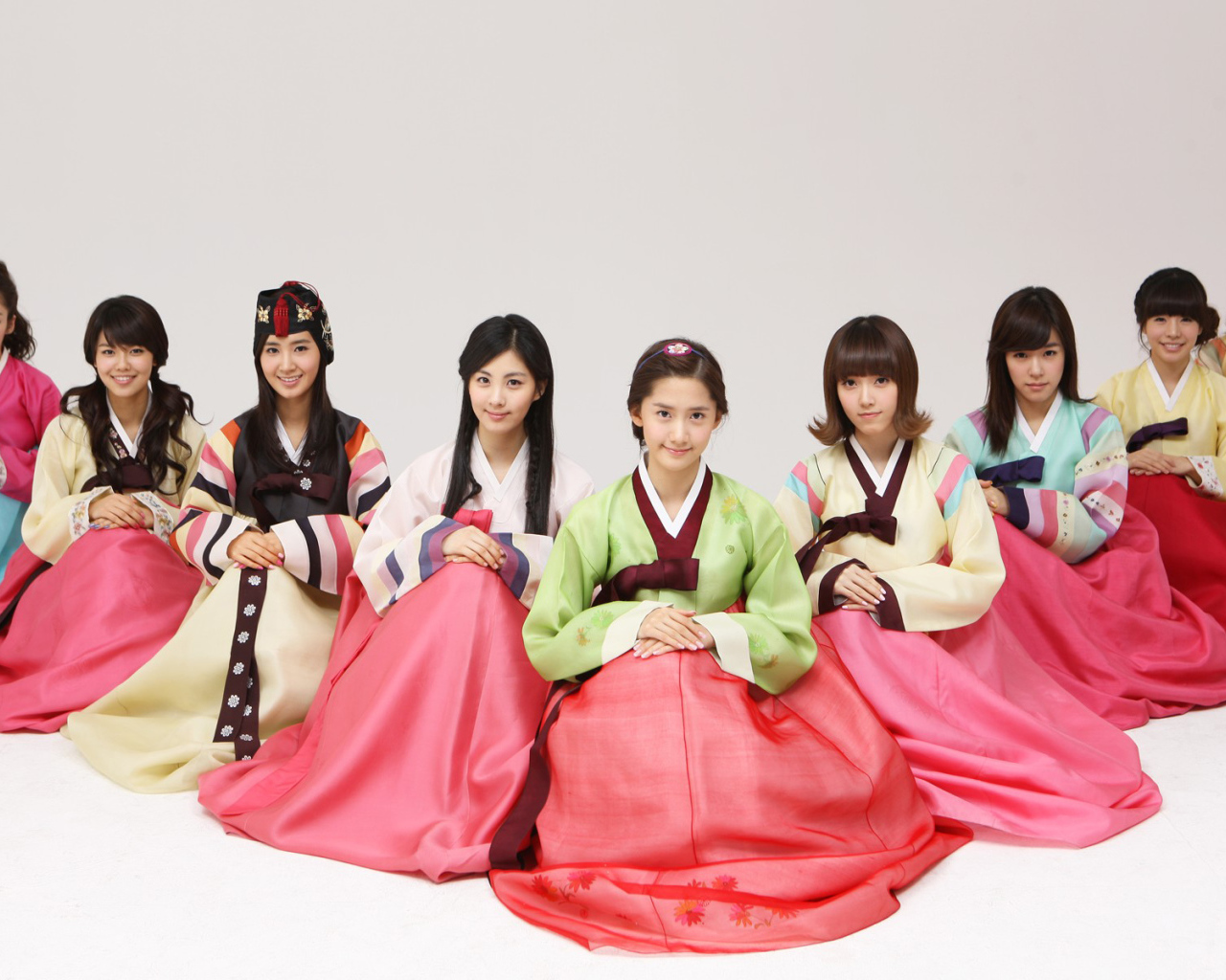 Корейские девушки в юбках