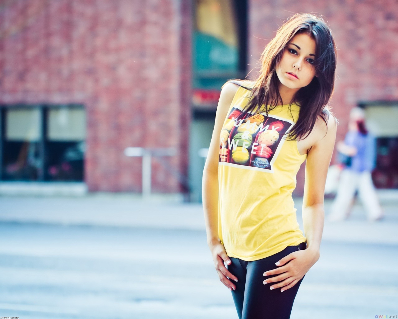 Лаура в желтой футболке