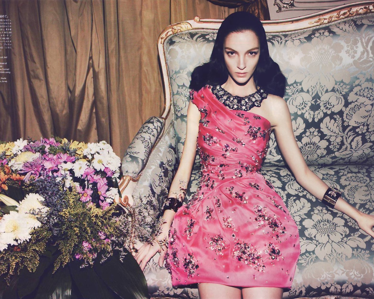 Модель в розовом платье, рекламное фото