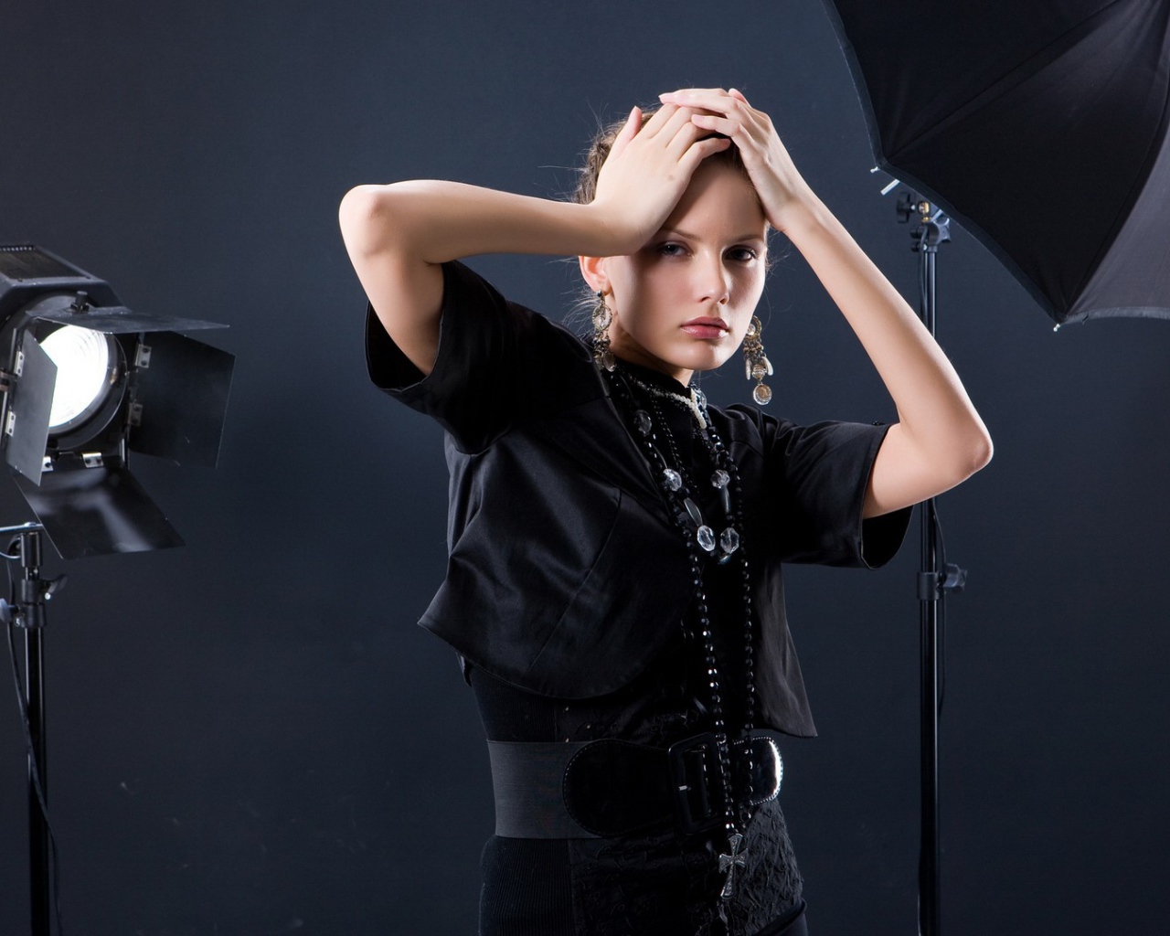 Девушка в фото салоне