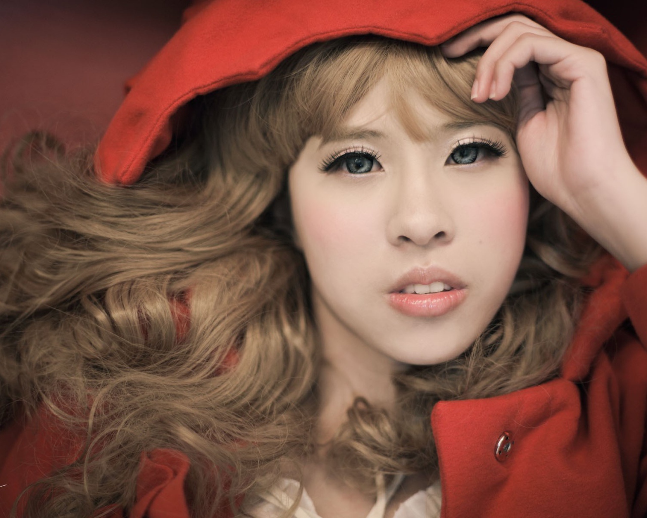 Девушка в красном пальто