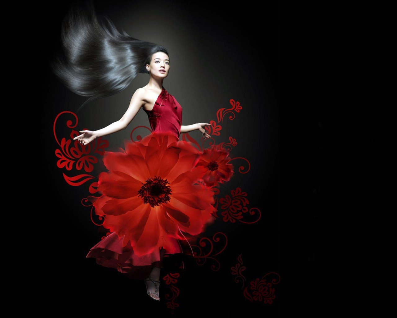 Девушка в красных цветах