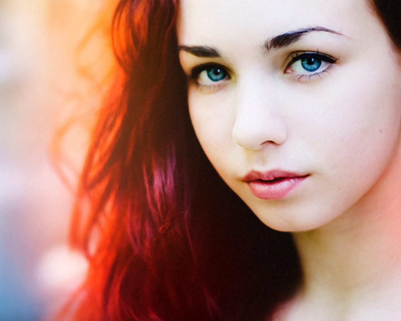 Рыжая девушка с голубыми глазами