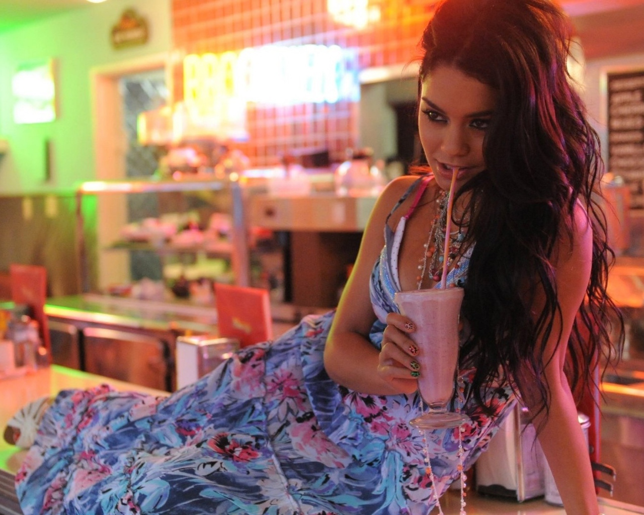 Ванесса пьет коктейль