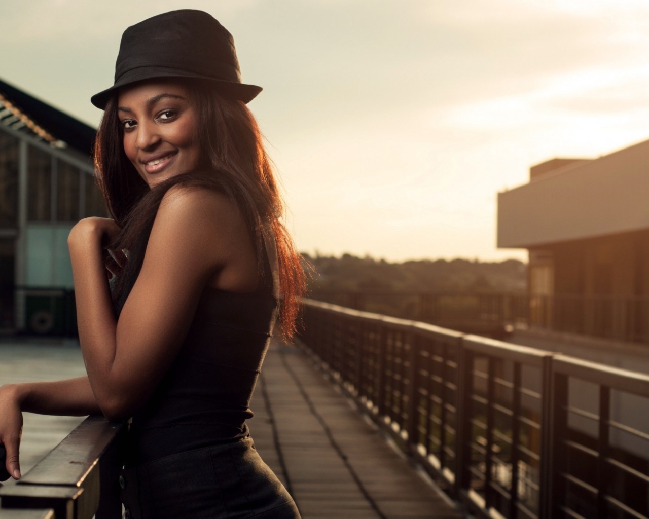 Черная девушка на мосту