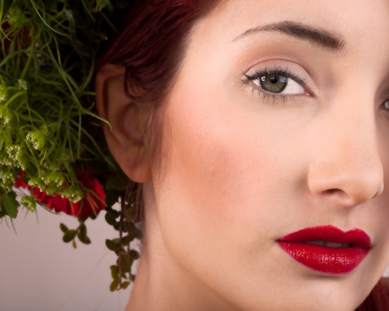 Сюсан с прической из цветов